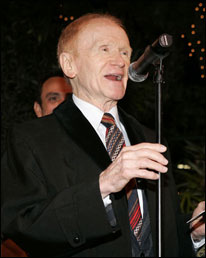 Hollywood Icon Red Buttons Dies