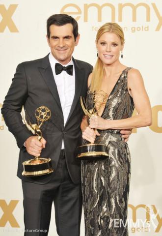  (L-R) Ty Burrell poses with the award for "Oustanding Supporting Actor in A Comedy Series" and Julie Bowen poses with the award
