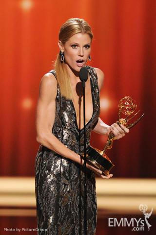 Julie Bowen accepts the award for Outstanding Supporting Actress in a Comedy Series