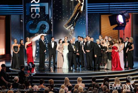 Writer Matthew Weiner (C) with cast and crew of "Mad Men"