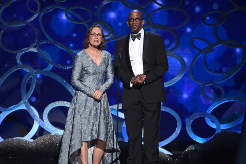 Laurie Metcalf and Reg E. Cathey present an award at the 2016 Creative Arts Emmys. 
