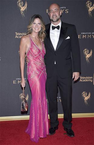 Mo Collins and Alex Skuby on the red carpet at the 2017 Creative Arts Emmys.