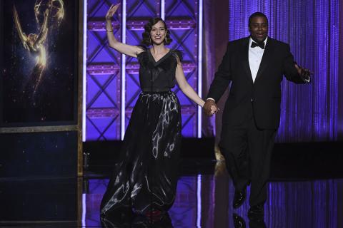 Kristen Schaal and Kenan Thompson on stage at the 2017 Creative Arts Emmys. 