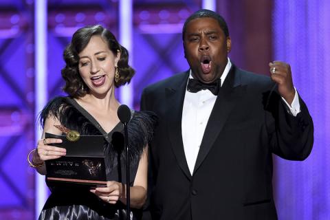 Kristen Schaal and Kenan Thompson present an award at the 2017 Creative Arts Emmys. 