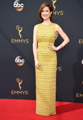Ellie Kemper on the red carpet at the 2016 Primetime Emmys. 