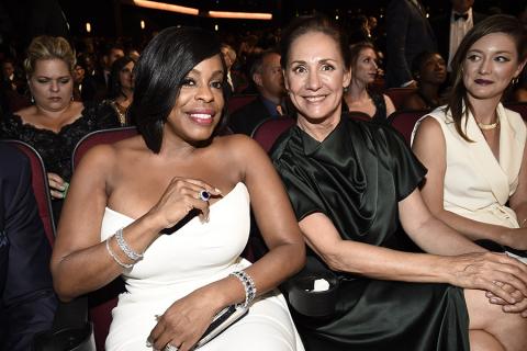 Niecy Nash and Laurie Metcalf at the 2016 Primetime Emmys.