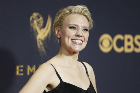 Kate McKinnon on the red carpet at the 2017 Primetime Emmys. 