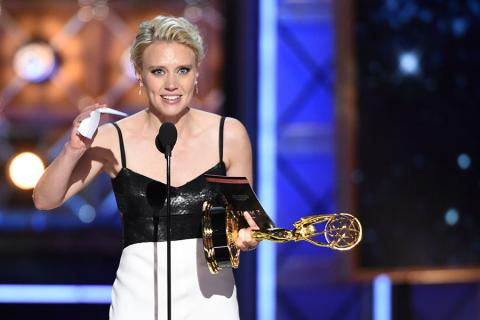 Kate McKinnon accepts her award at the 2017 Primetime Emmys.
