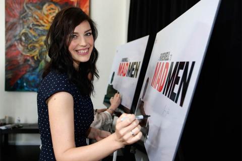  Jessica Paré signs the poster at "A Farewell to Mad Men," May 17, 2015 at the Montalbán Theater in Hollywood, California.